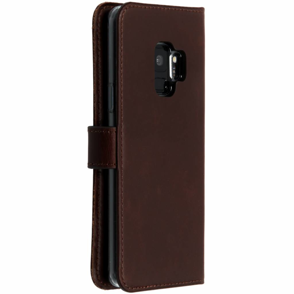 Bruine leren telefoonhoes, gesloten, met een dubbele camera. Telefoon zit in de hoes.