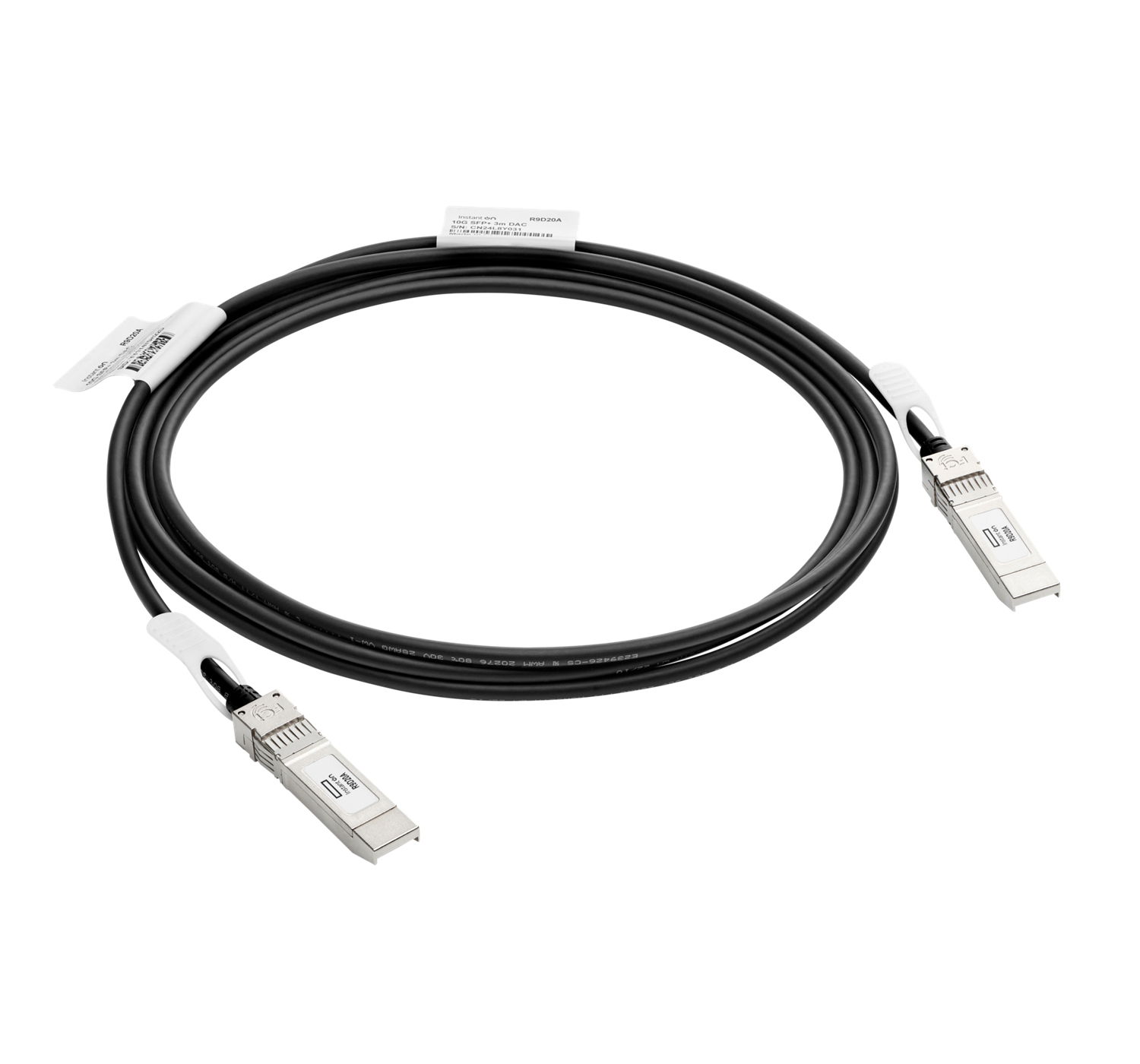 Ein schwarzes Kabel mit Anschlüssen an beiden Enden. Weiße Etiketten sind am Kabel befestigt. Der Hintergrund ist weiß.