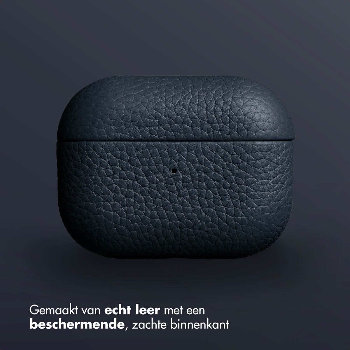 Donkerblauwe leren AirPods-case. Gesloten. Op een bruine achtergrond.