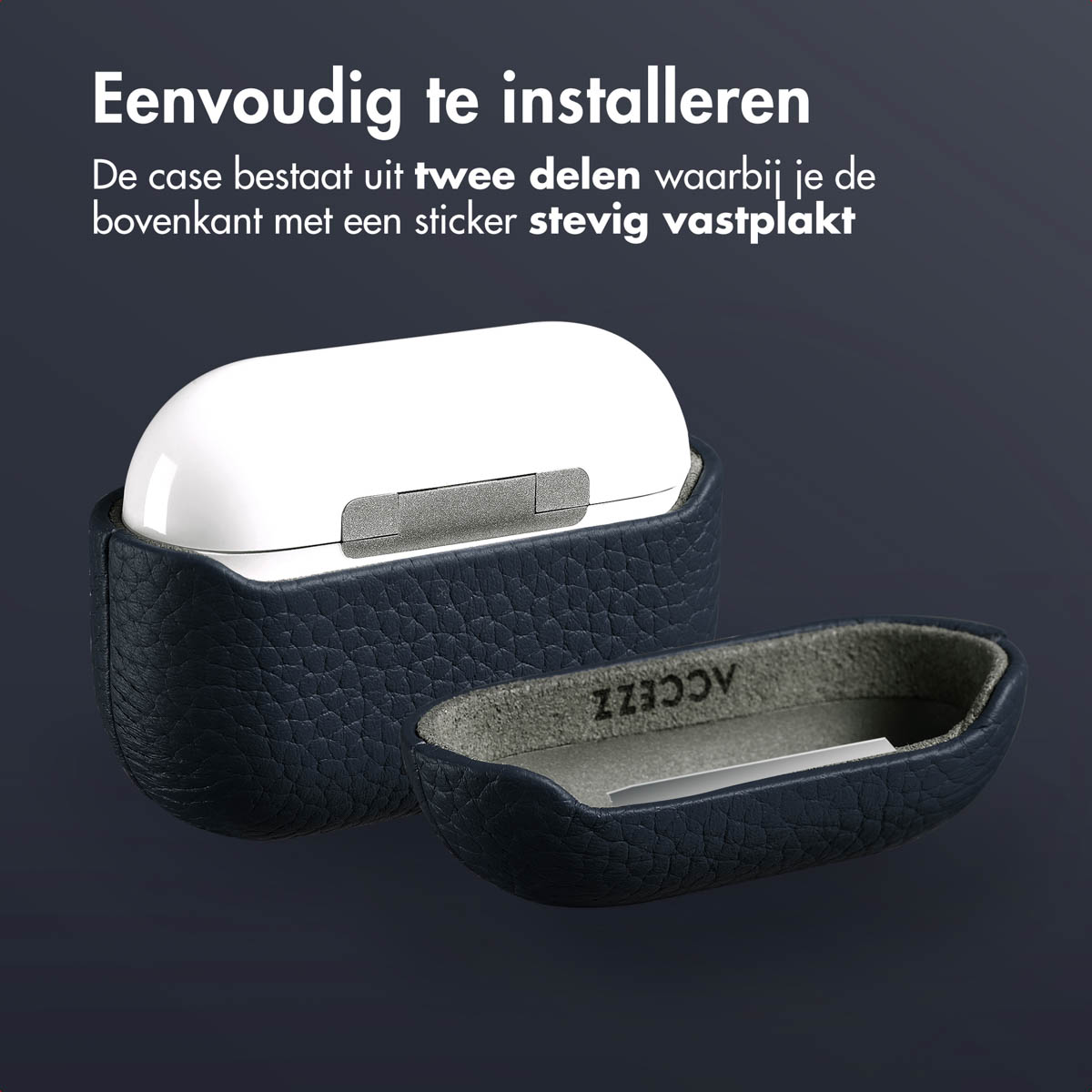 Een open, donkerblauwe leren hoes met witte oortelefoons. De hoes is open en heeft tekst in het Nederlands.