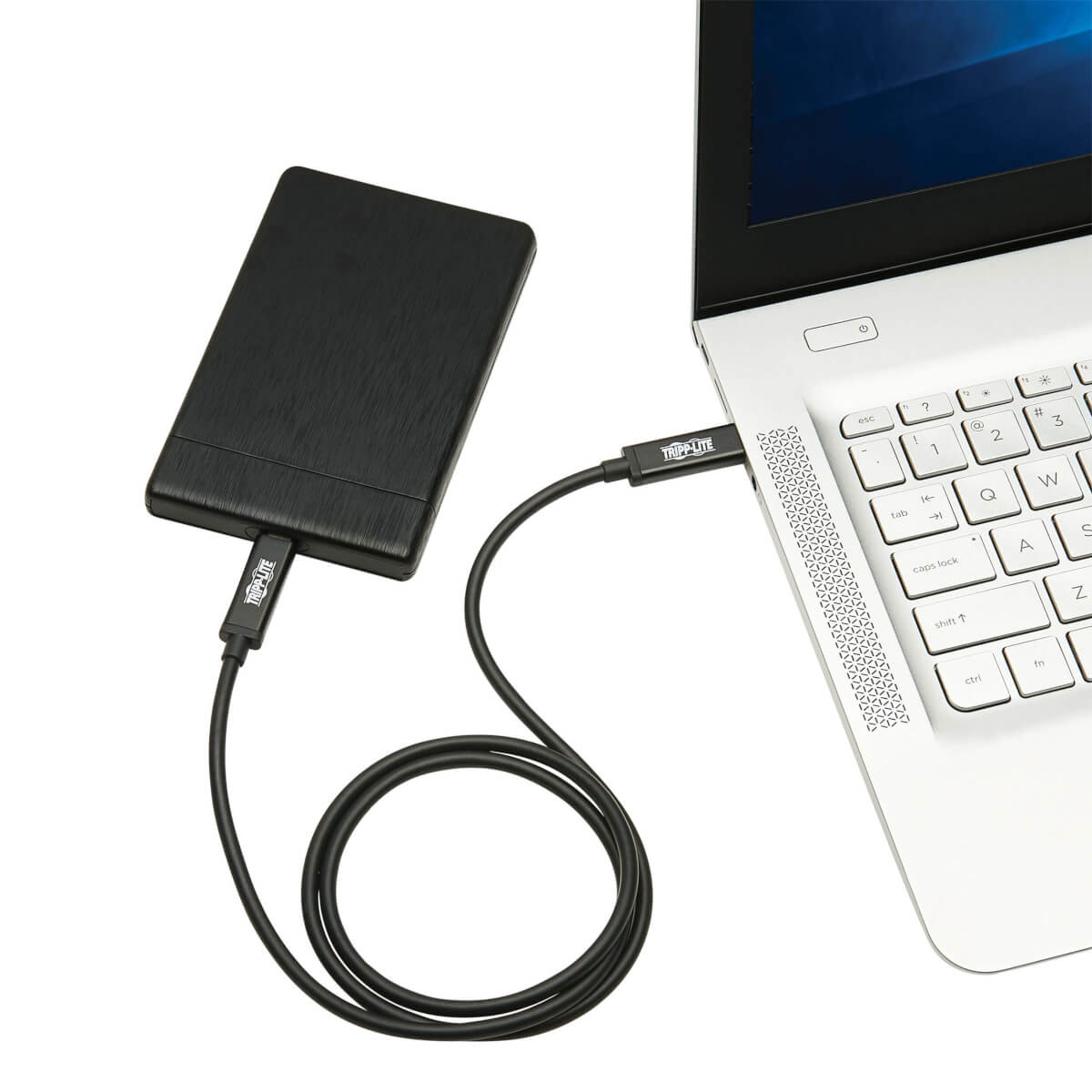 Czarny zewnętrzny dysk twardy podłączony do laptopa czarnym kablem USB.