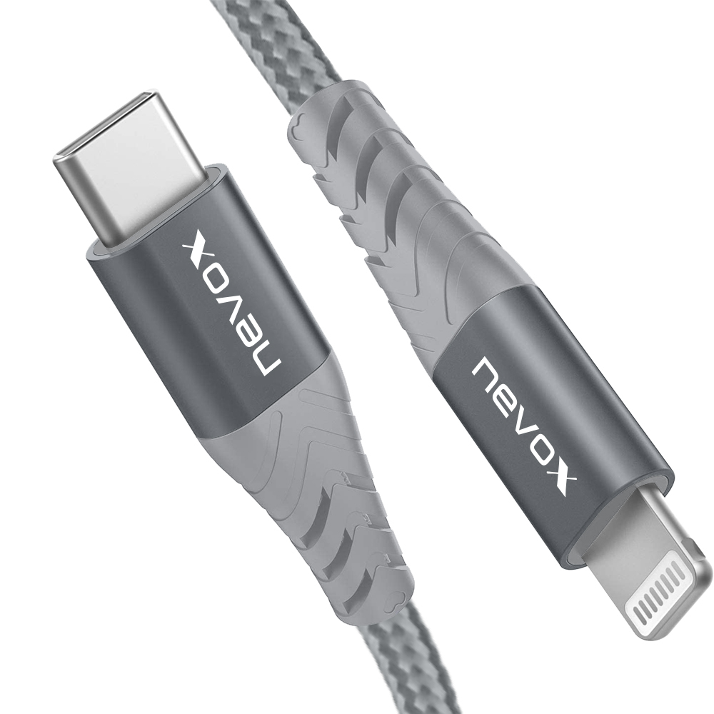 Szary kabel USB-C do Lightning. Końcówki mają szare akcenty. Logo Nevox po obu stronach. Białe tło.
