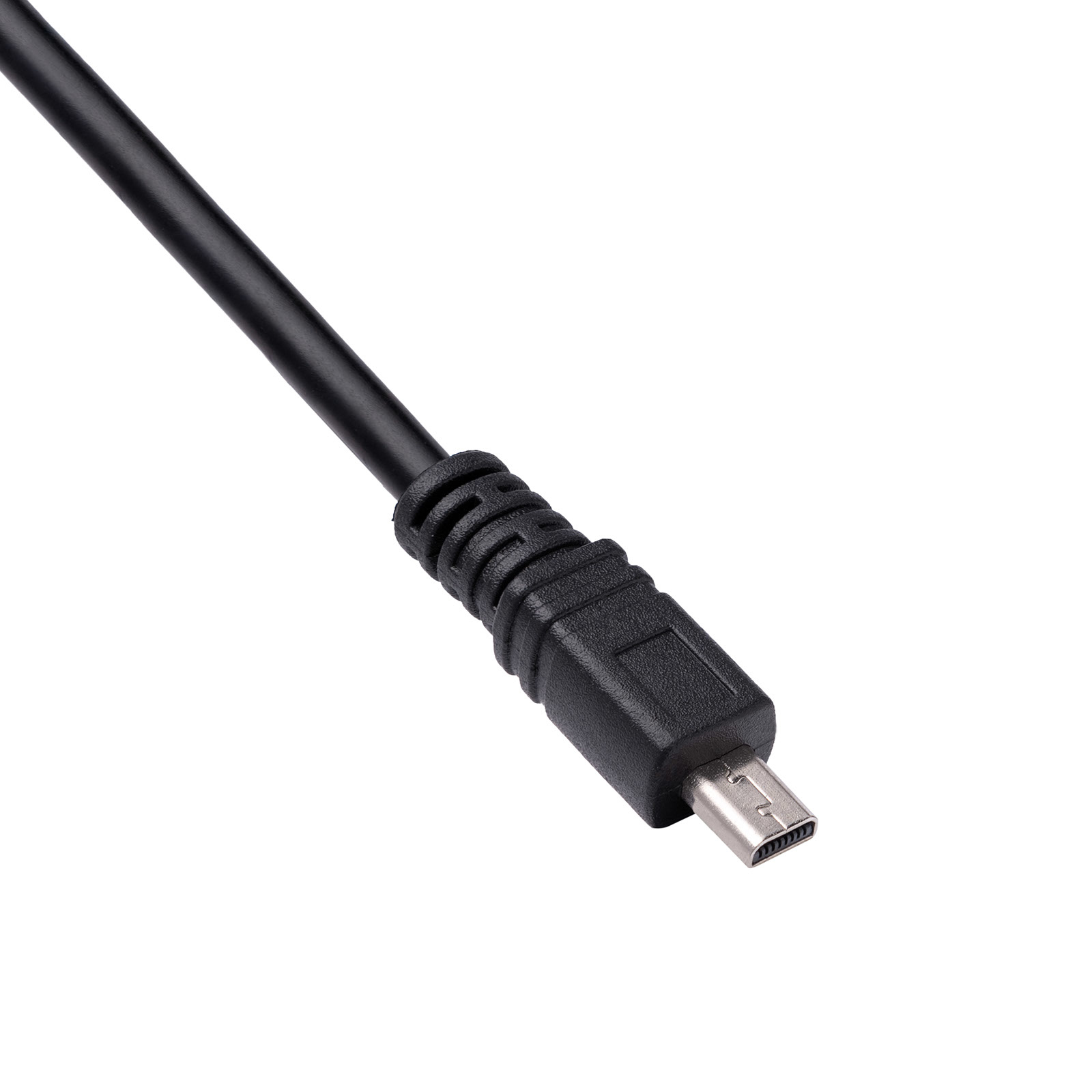 Connettore per cavo micro-USB nero su sfondo bianco. Prospettiva angolata.