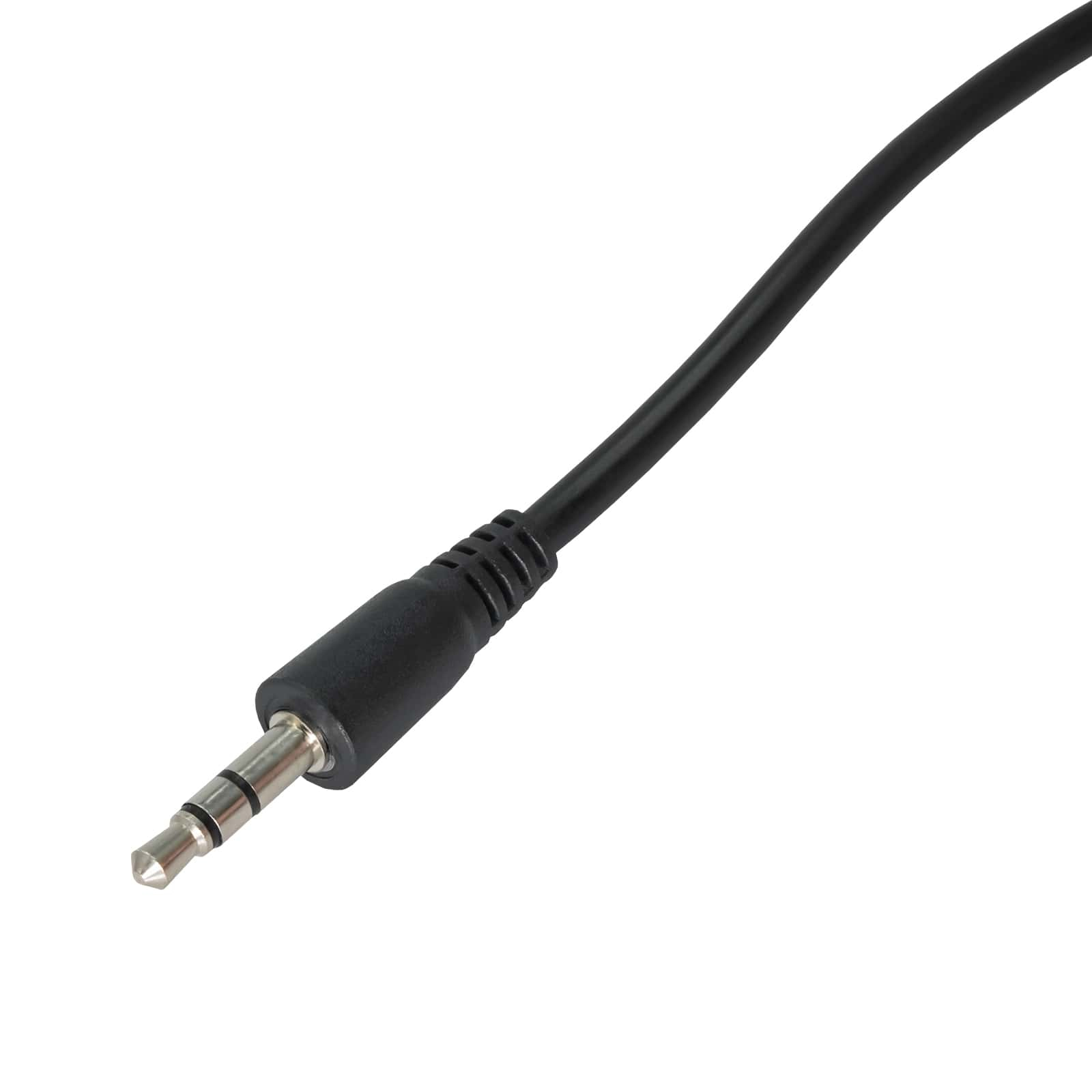 Cavo audio nero con connettore da 3,5 mm su sfondo bianco. Primo piano.