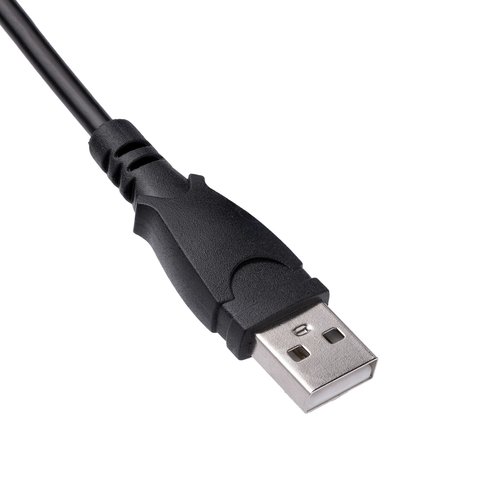 Cavo USB nero con connettore USB standard su sfondo bianco. Primo piano.
