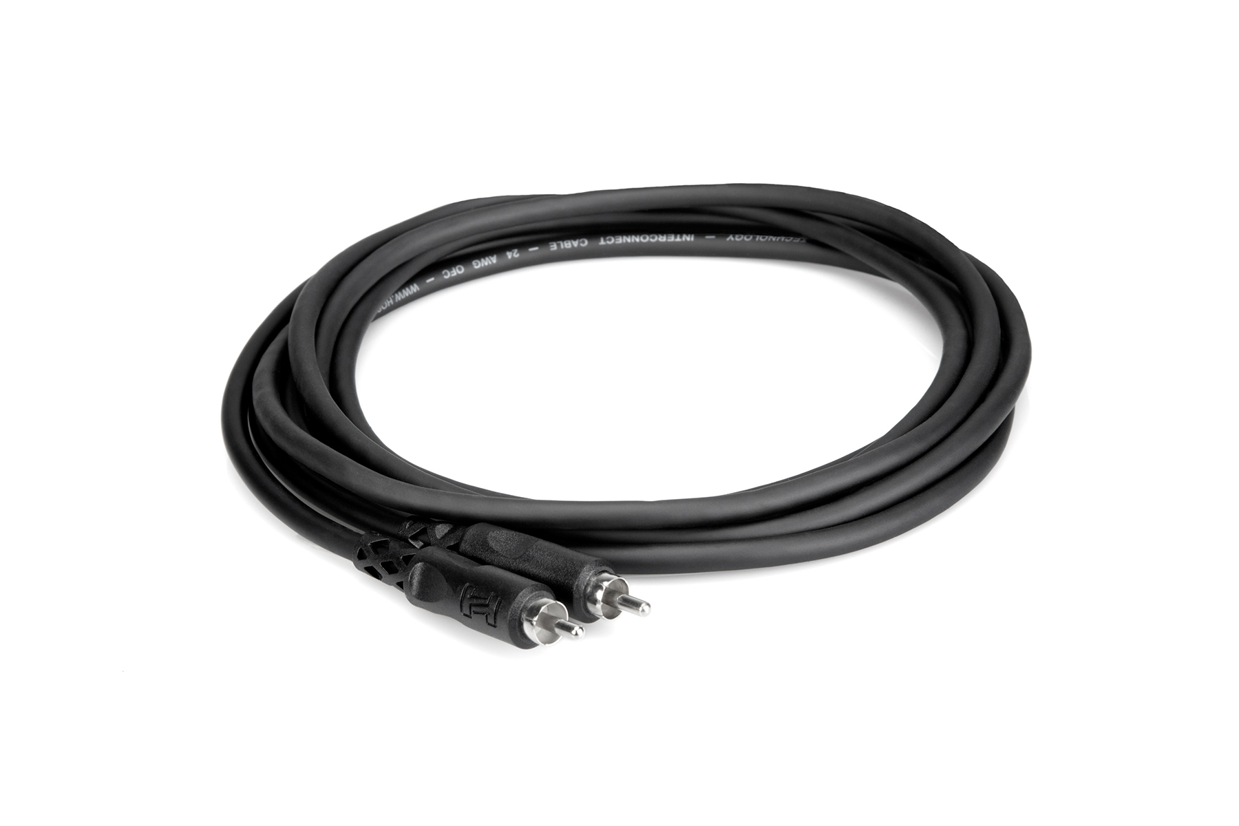 Un cavo audio nero con due connettori RCA su sfondo bianco.
