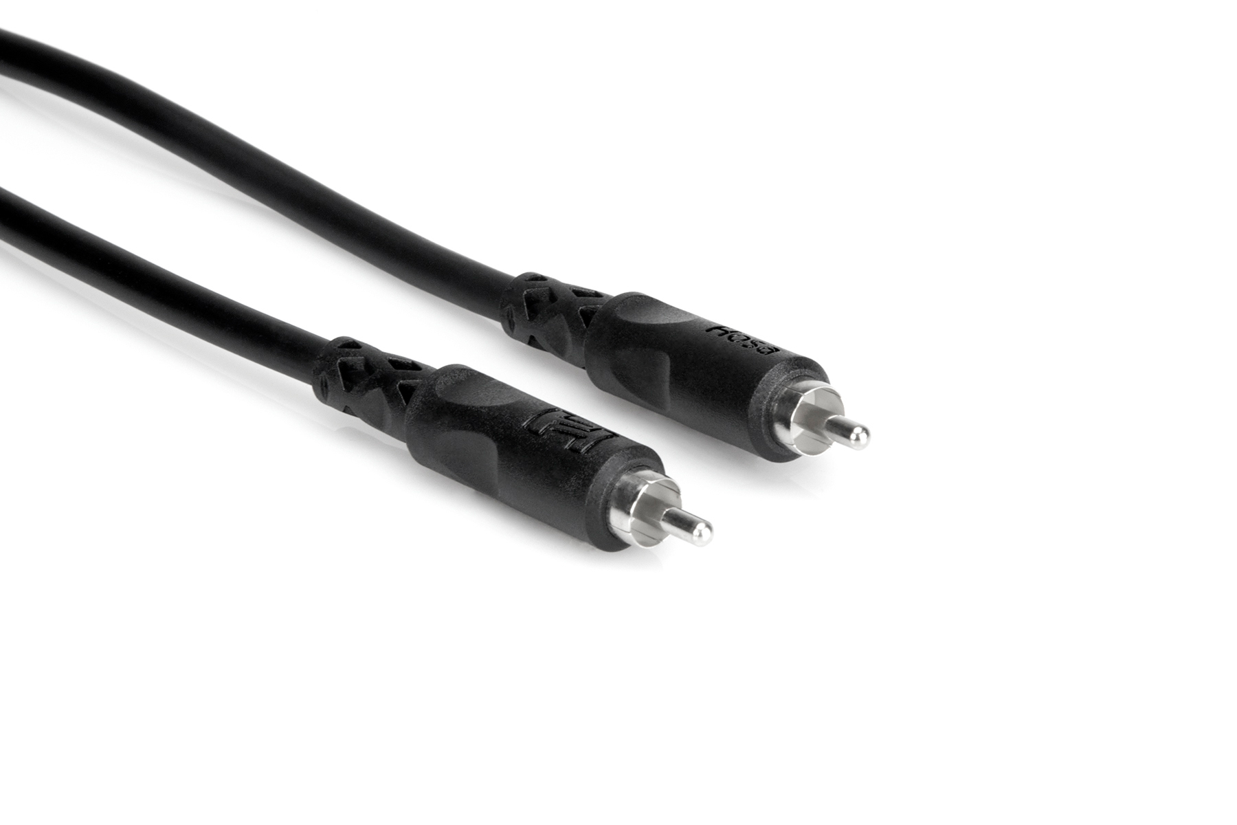 Cavo audio nero con due connettori RCA, isolato su sfondo bianco.