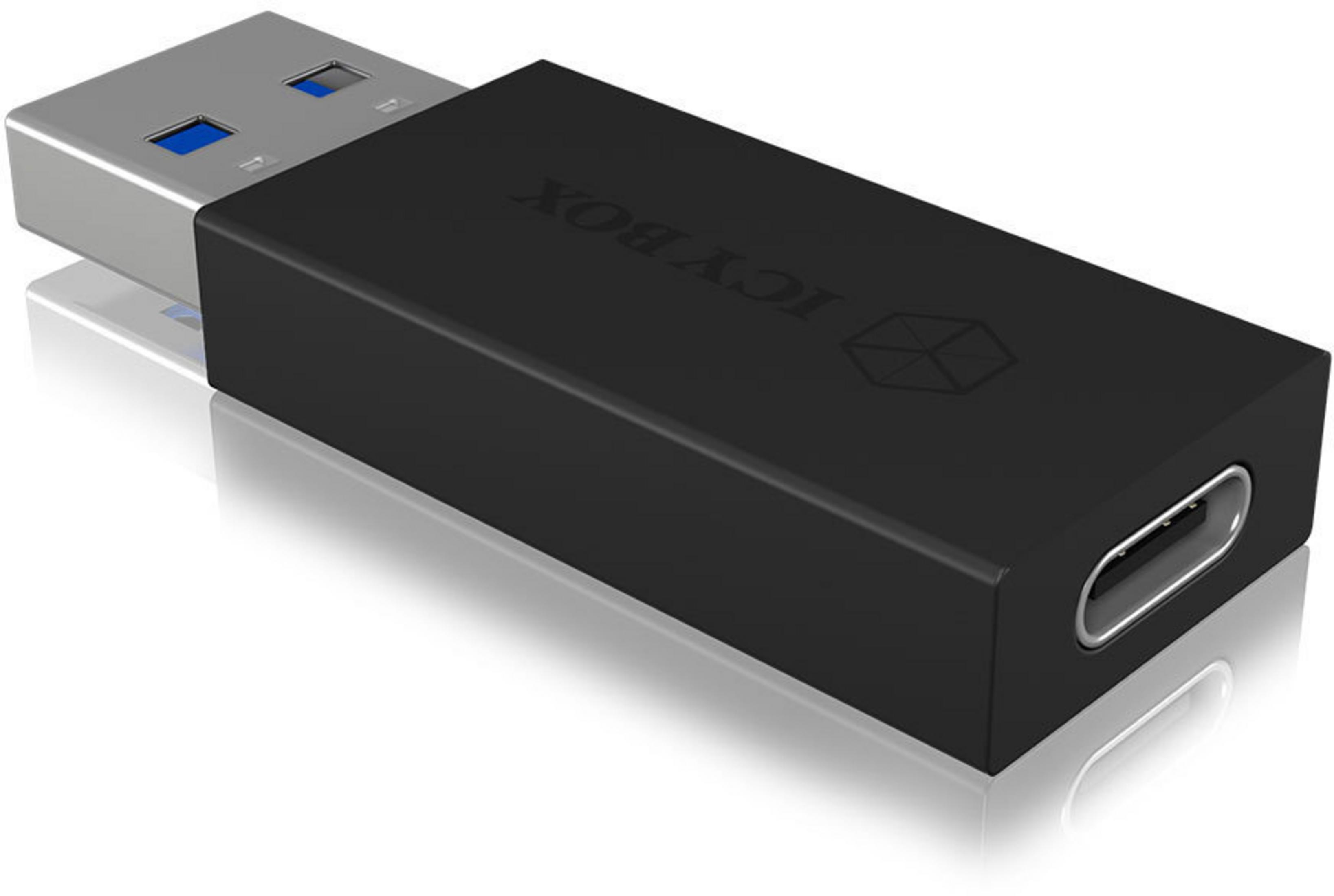 Schwarzer USB-zu-USB-C-Adapter mit ICY BOX-Logo, auf weißer Oberfläche reflektiert.