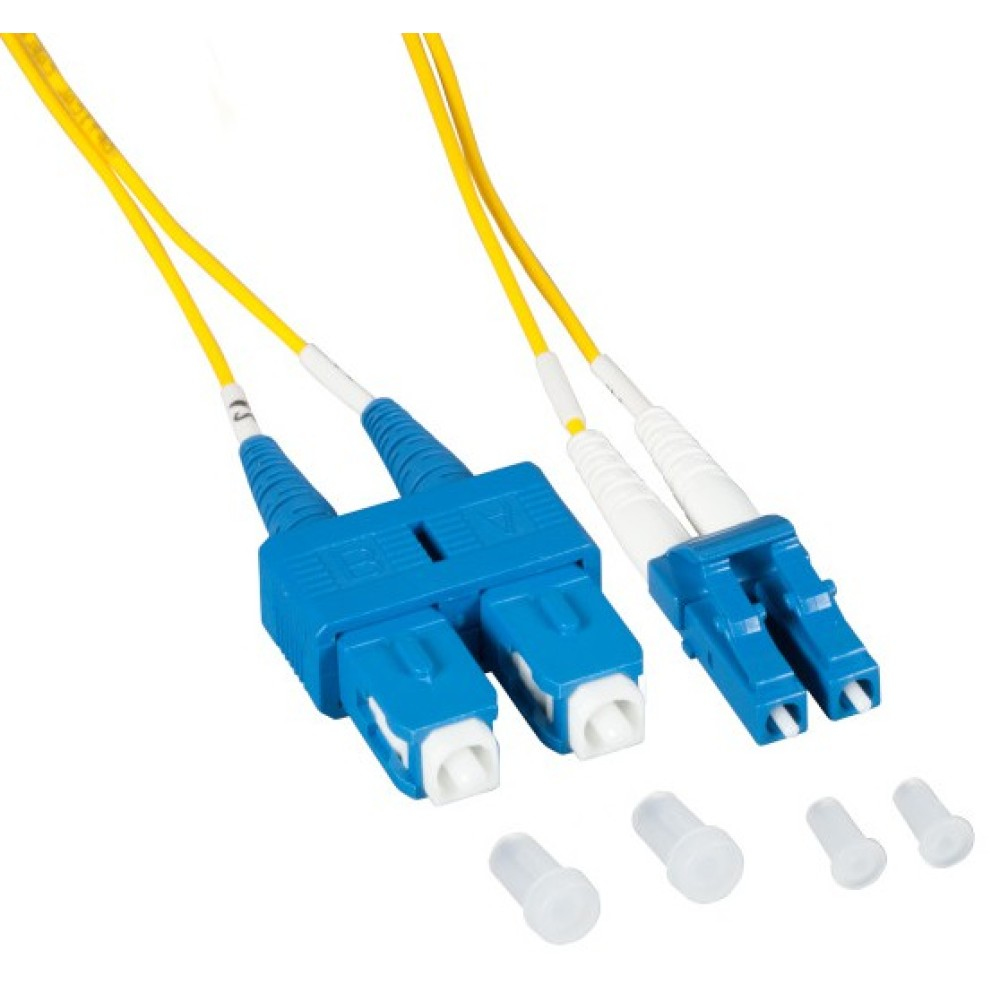 Connettori in fibra ottica blu con cavi gialli. Connettori bianchi e blu, sfondo bianco.