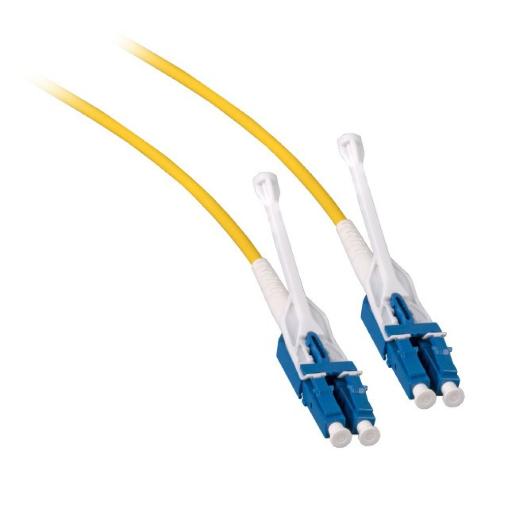 Due cavi in fibra ottica gialli con connettori blu e bianchi. Sfondo bianco.