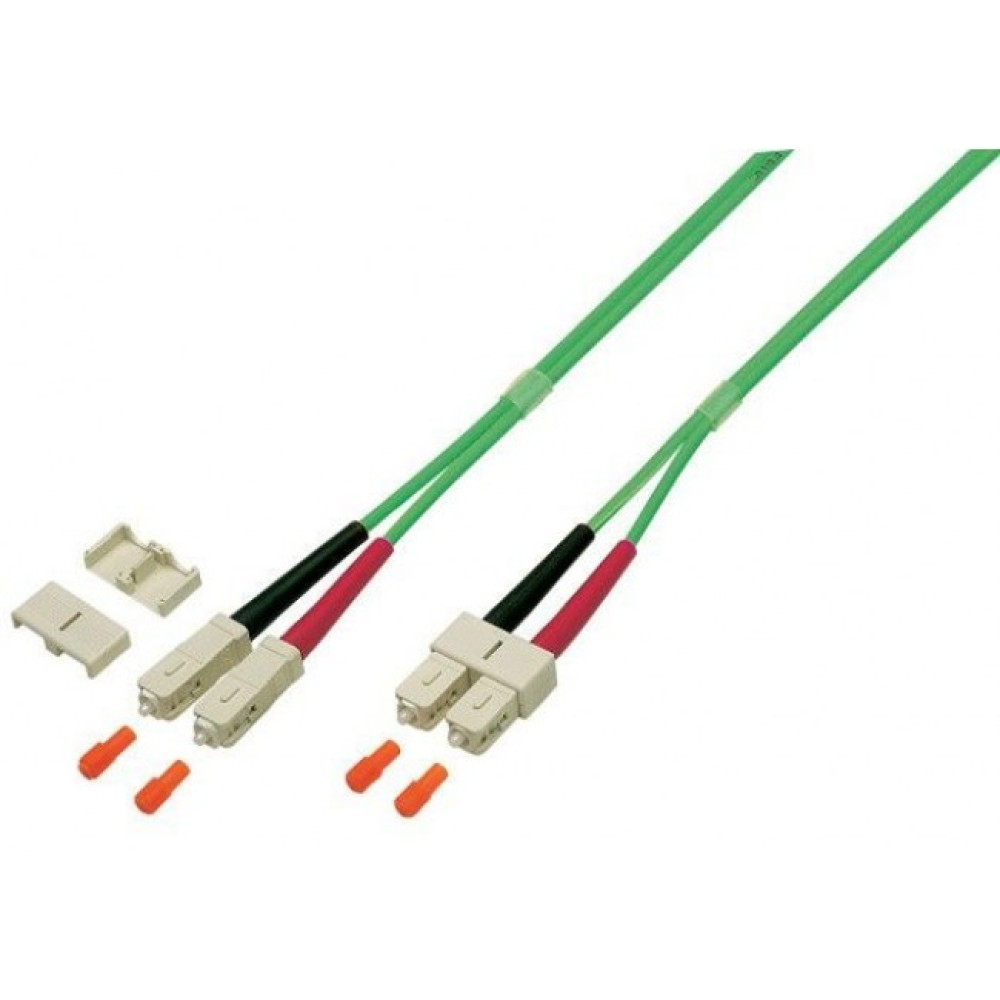 Due cavi in fibra ottica verdi con connettori. Connettori beige. Sfondo bianco.