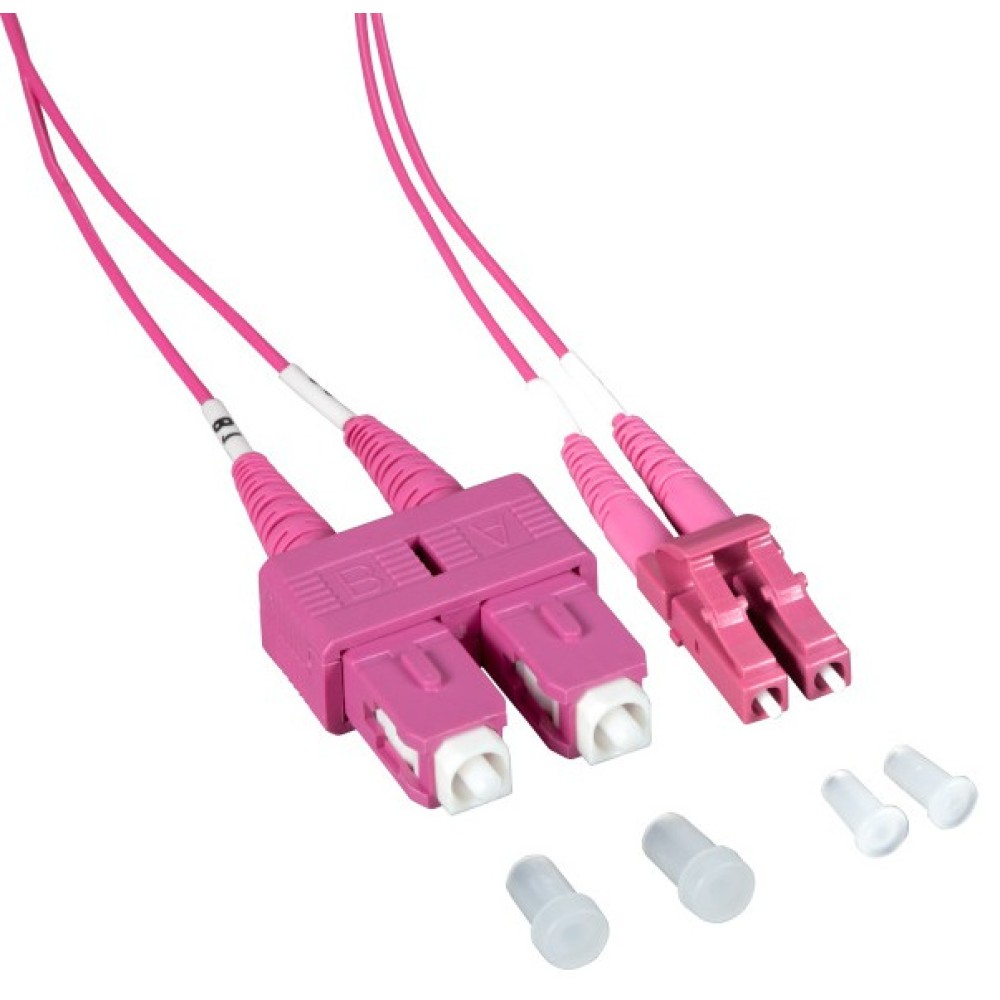 Due cavi in fibra ottica rosa con connettori rosa e cappucci bianchi.
