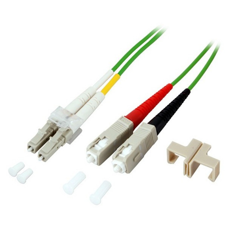 Tre cavi in fibra ottica con connettori. Cavi bianchi, rossi e neri. Sfondo bianco.
