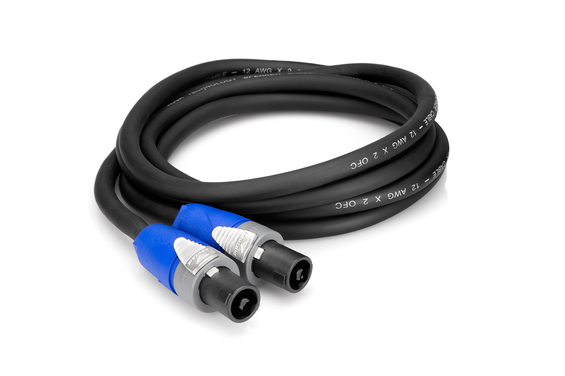 Cavo per altoparlanti nero, arrotolato. Due connettori blu e neri sono visibili su sfondo bianco.
