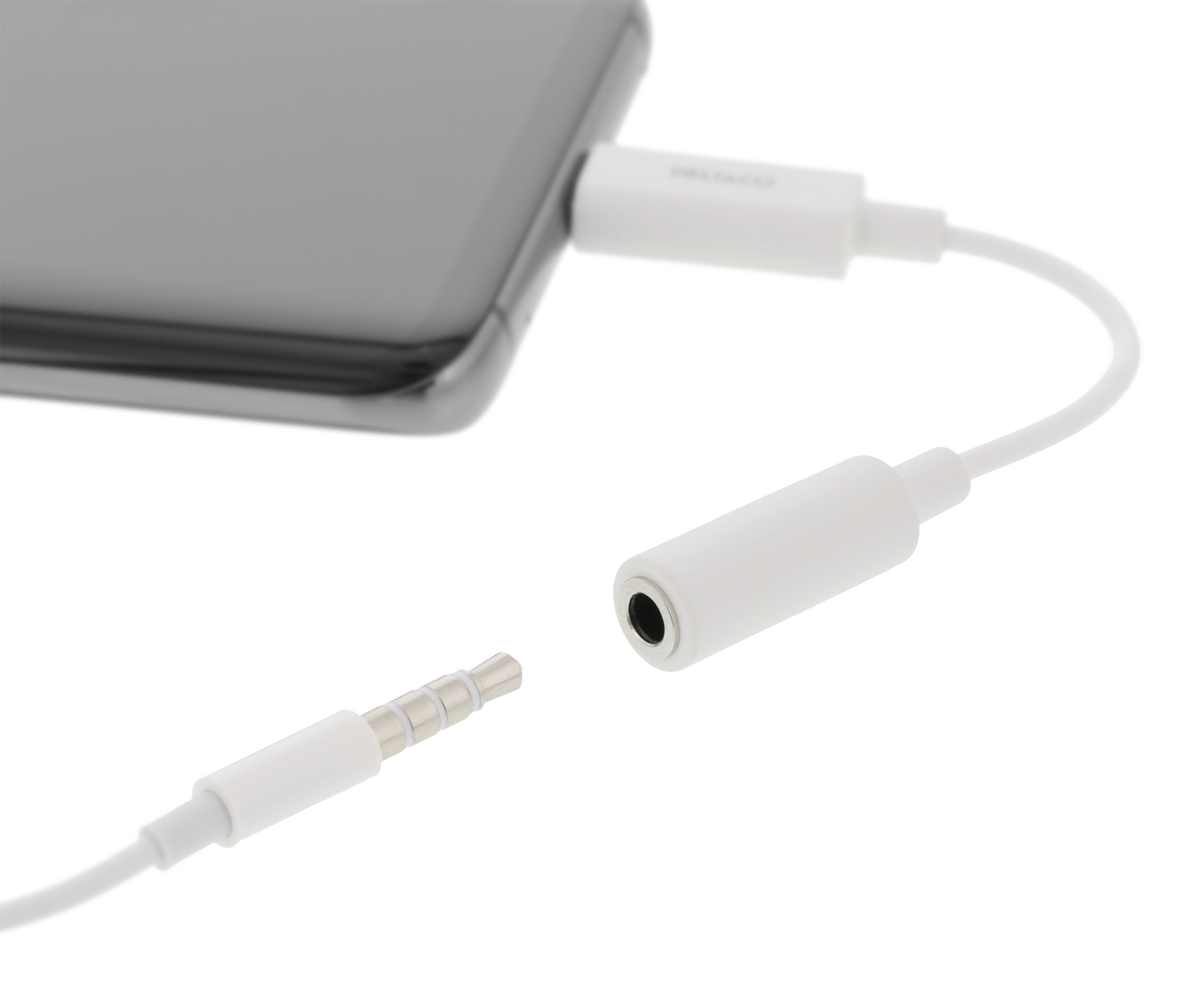 Adattatore bianco con telefono e jack da 3,5 mm. Telefono collegato, sfondo bianco.