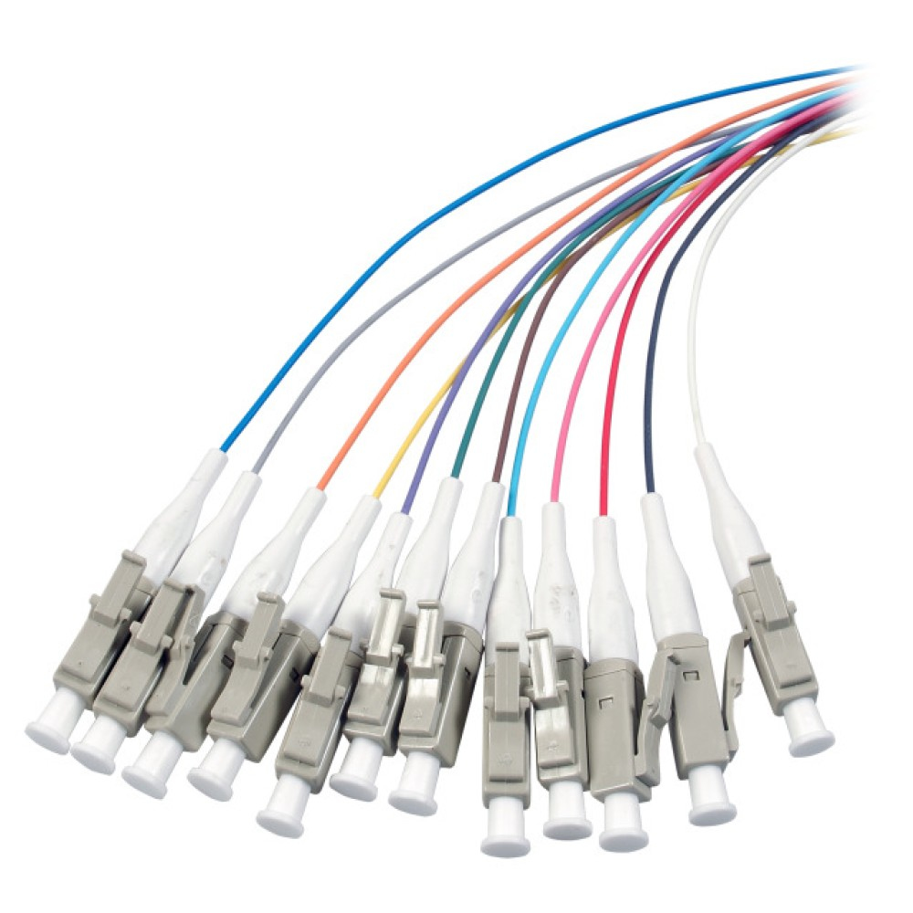 Molti cavi in fibra ottica con connettori. Cavi di vari colori. Sfondo bianco.