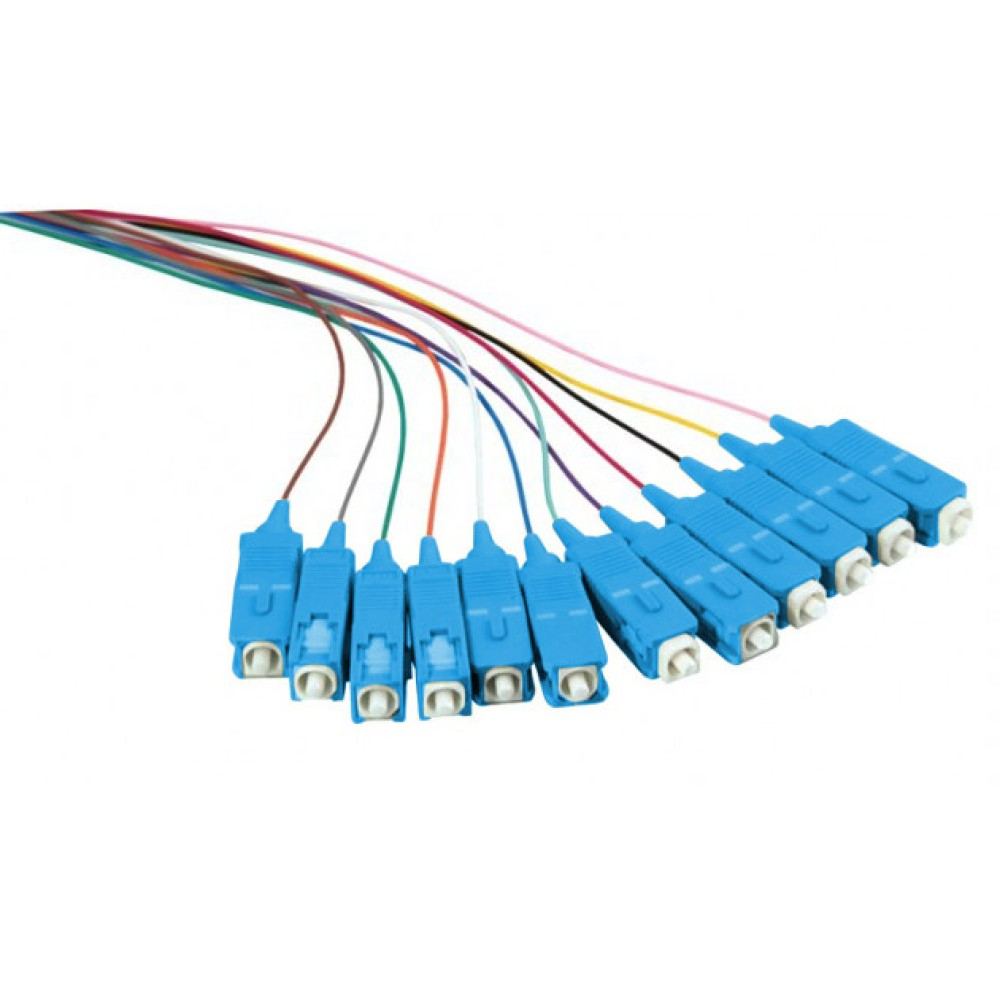 Cavi in fibra ottica multipli con connettori blu. I cavi si estendono dai connettori.