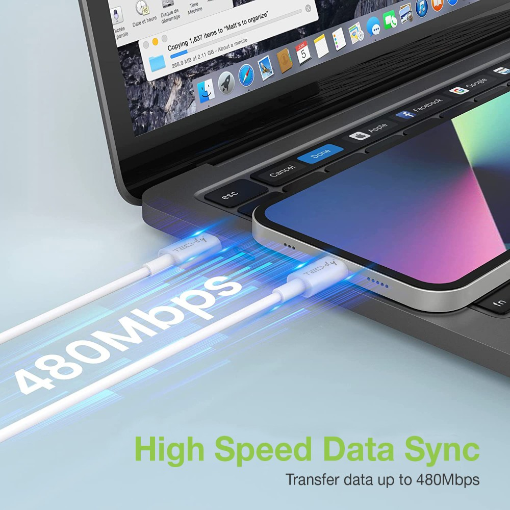 Laptop e telefono collegati con cavo di ricarica bianco, che mostra velocità di 480Mbps.
