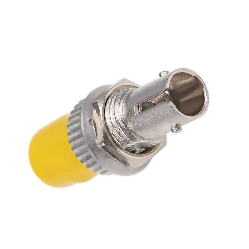 Connettore BNC giallo. Corpo argentato. Sfondo bianco.