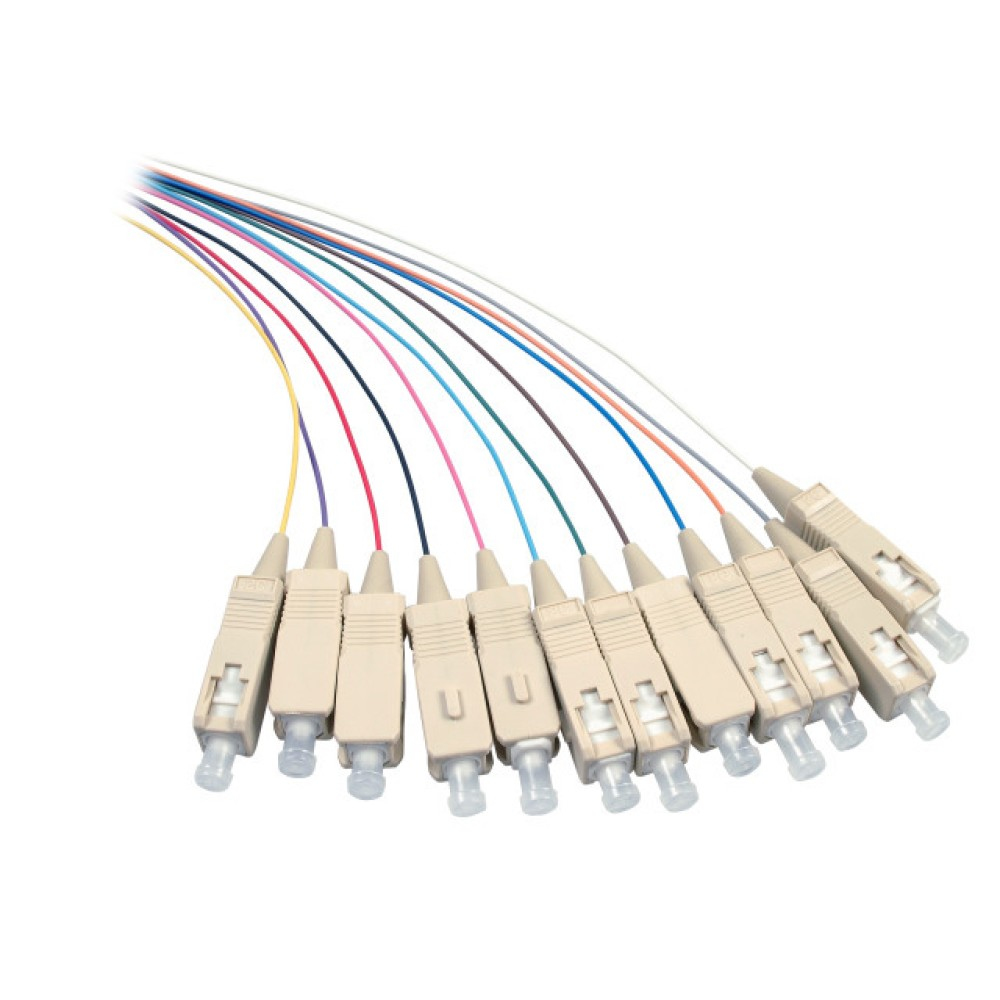 Cavi in fibra ottica multipli con connettori beige. Sfondo bianco, vista angolata.
