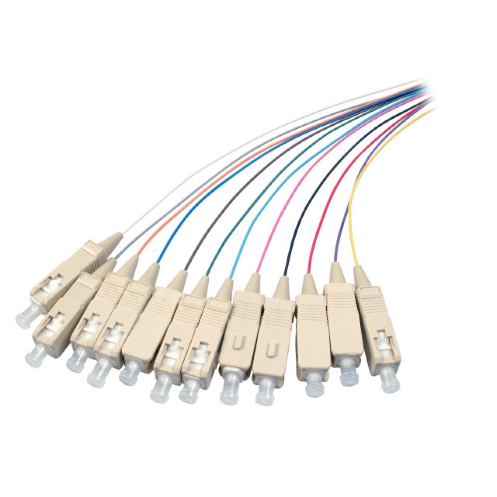 Un gruppo di cavi in fibra ottica con connettori beige.