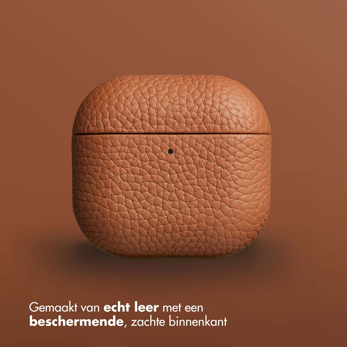 Brown leather AirPods case. Top view, shows the lid. Brown background. Text in Dutch.