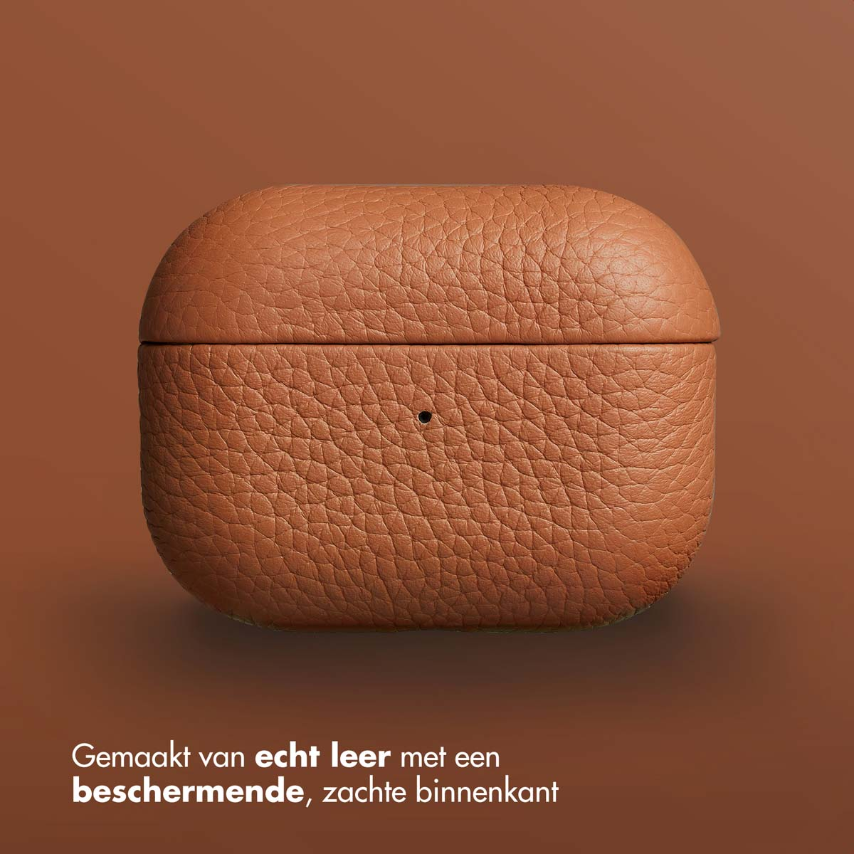 Bruine leren AirPods-hoes op bruine achtergrond. Hoes heeft een gladde textuur. Tekst: gemaakt van echt leer.