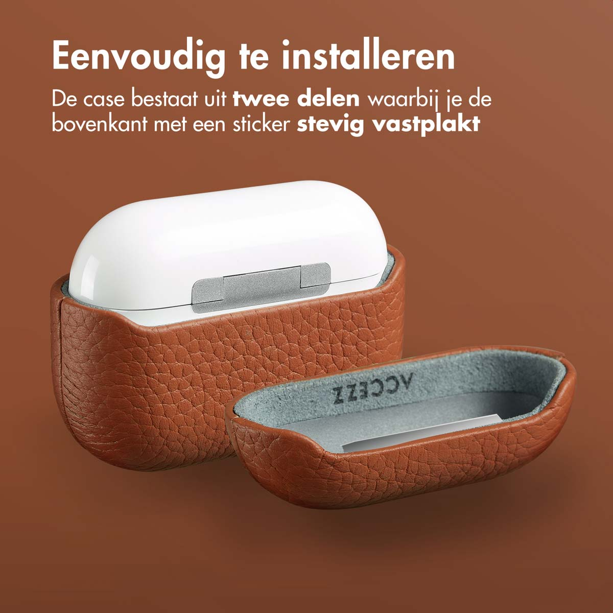 Bruine leren hoes met een witte AirPods-hoes en een kleinere hoes eronder.