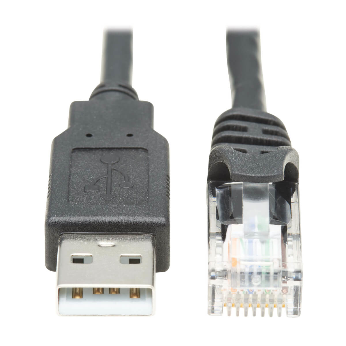 Un cavo USB nero con connettori USB-A e RJ45 su sfondo bianco.