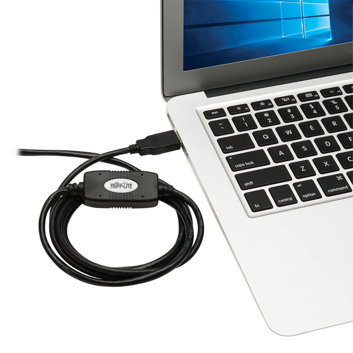 Un laptop con un cavo Tripp-Lite nero collegato, con connettori USB e RJ45.