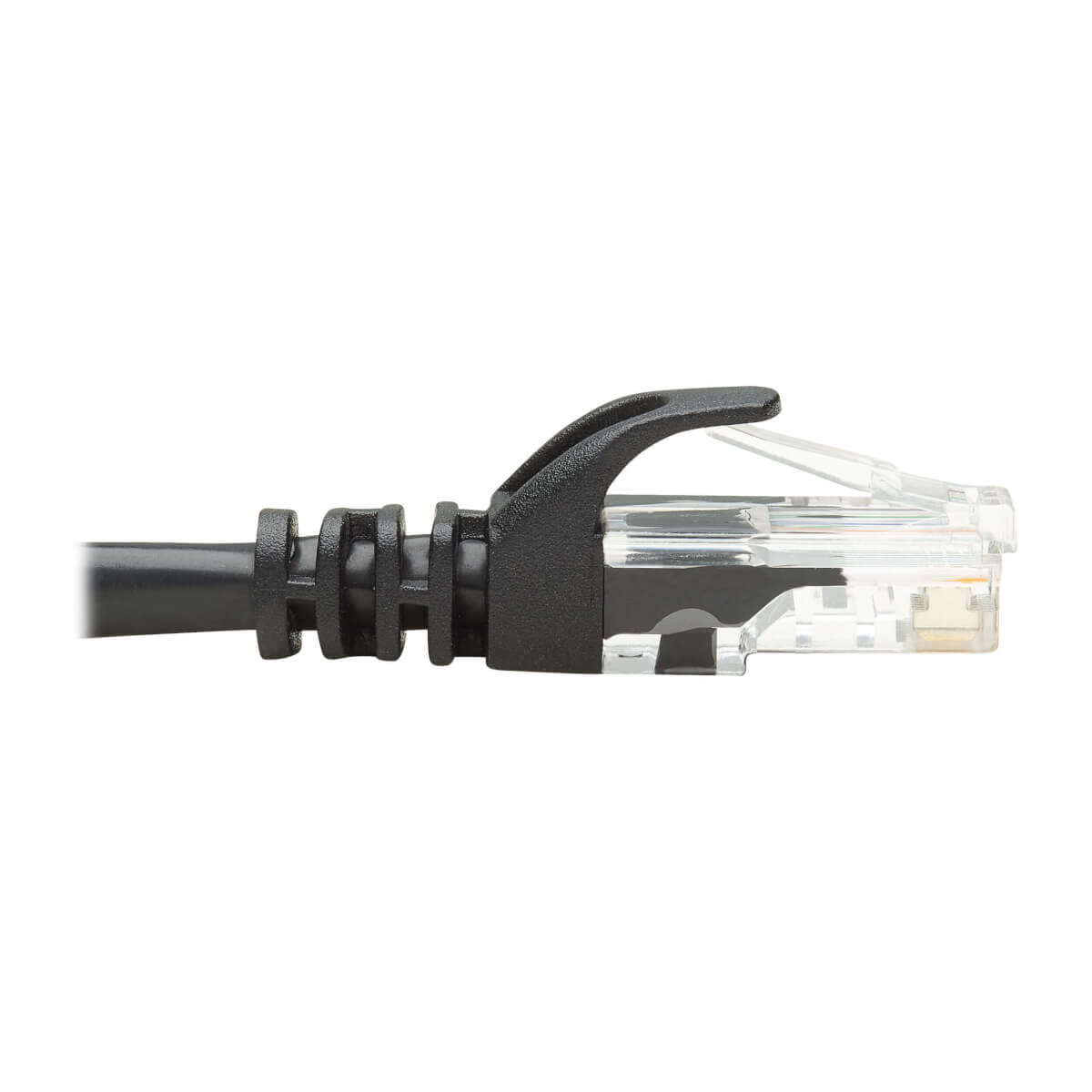 Primo piano di un connettore RJ45 nero con clip in plastica trasparente. Sfondo bianco.