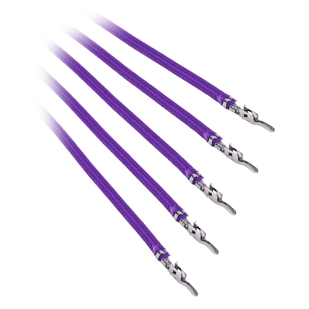 Cinque cavi viola con connettori argentati. Cavi angolati, sfondo bianco.