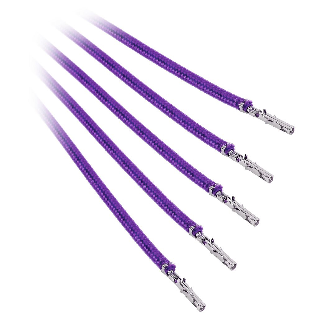 Quattro cavi viola con connettori argentati. Cavi angolati, sfondo bianco.