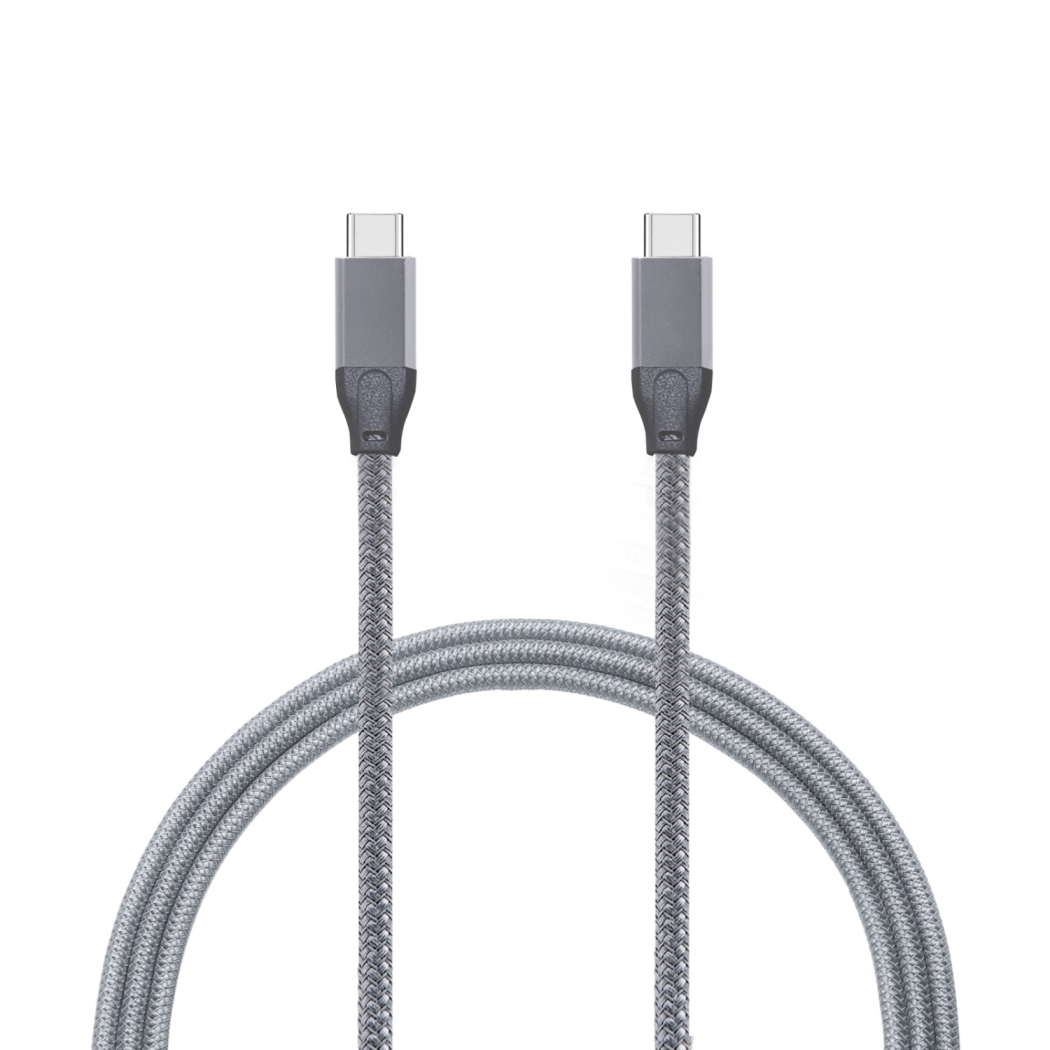 Cavo USB-C grigio. Due connettori grigi, sfondo bianco.