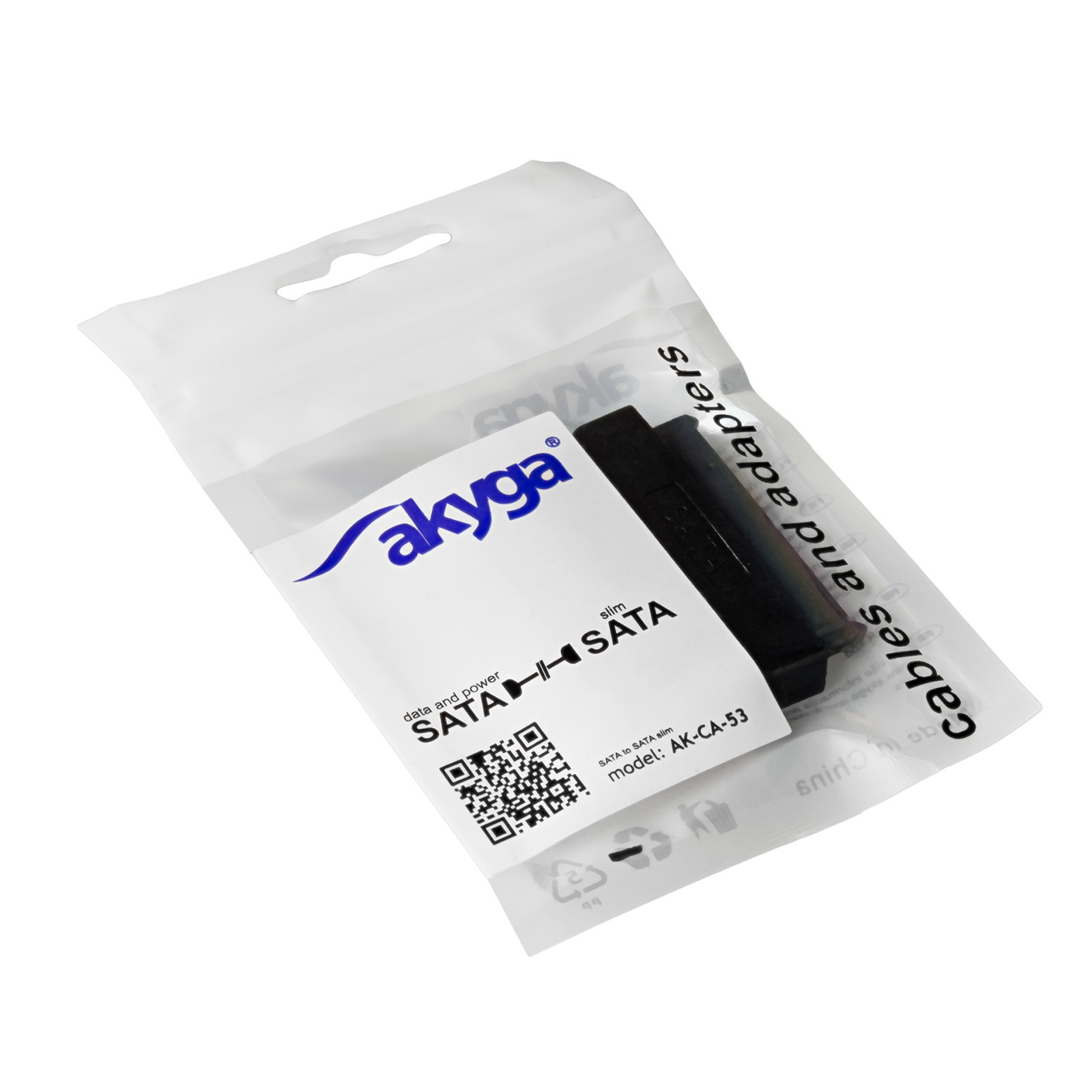 Adattatore SATA Akyga in una confezione di plastica trasparente. È sigillato e ha un codice QR.