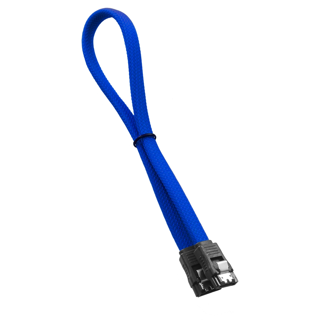 Cavo SATA intrecciato blu con un connettore su sfondo bianco, angolato.