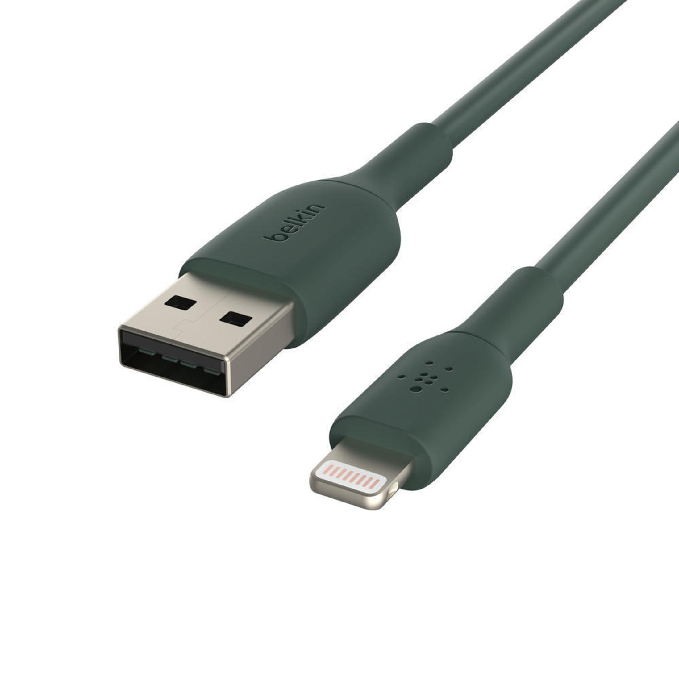 Ciemnozielony kabel Belkin USB do Lightning. Jeden koniec to USB, drugi to Lightning. Na białej powierzchni.