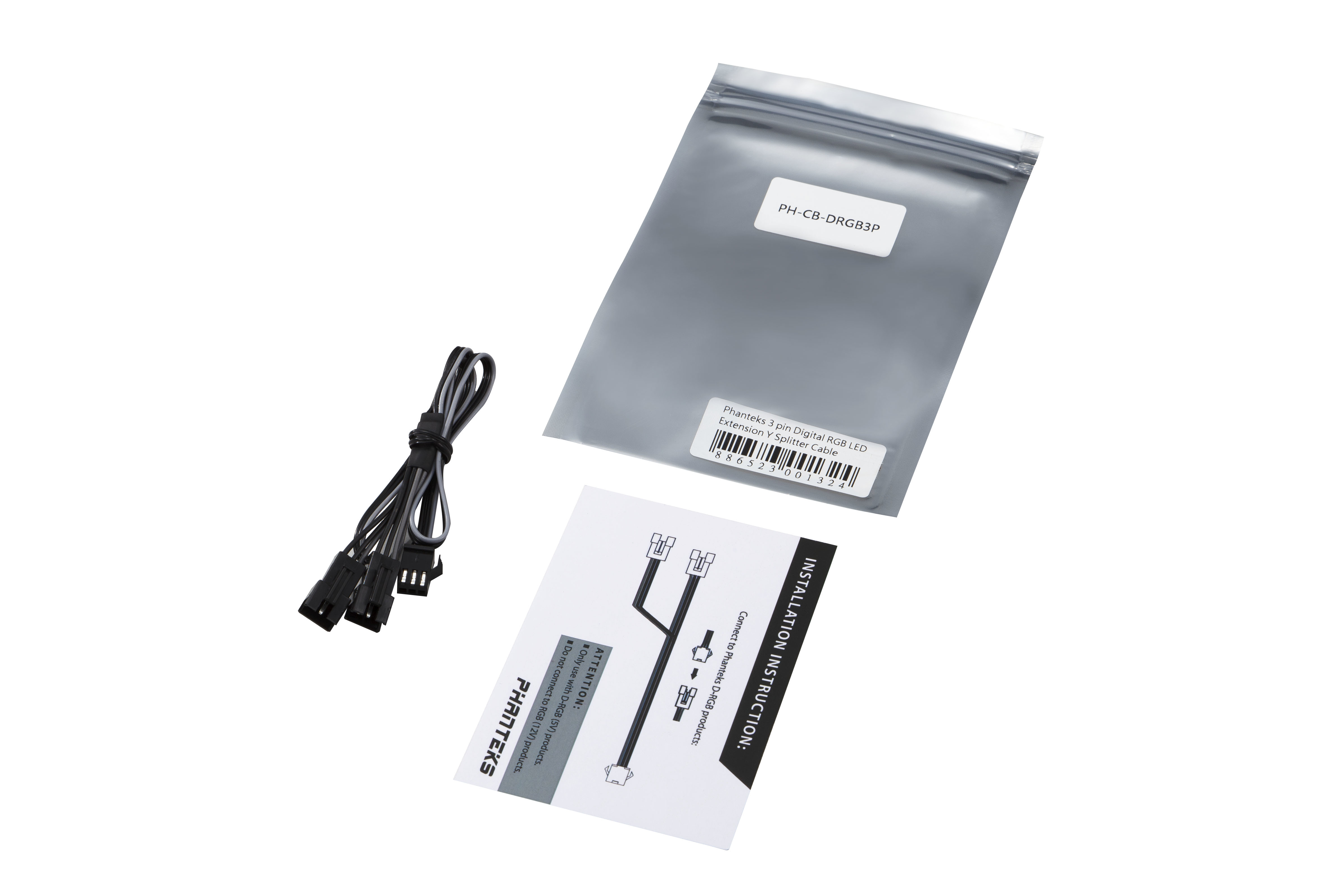 Varios componentes de computadora y embalaje sobre una superficie blanca, incluyendo un cable y una bolsa.