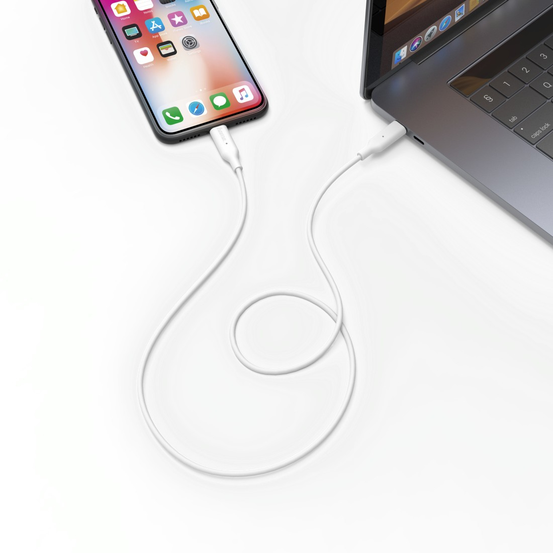 Telefono e laptop collegati con un cavo bianco.