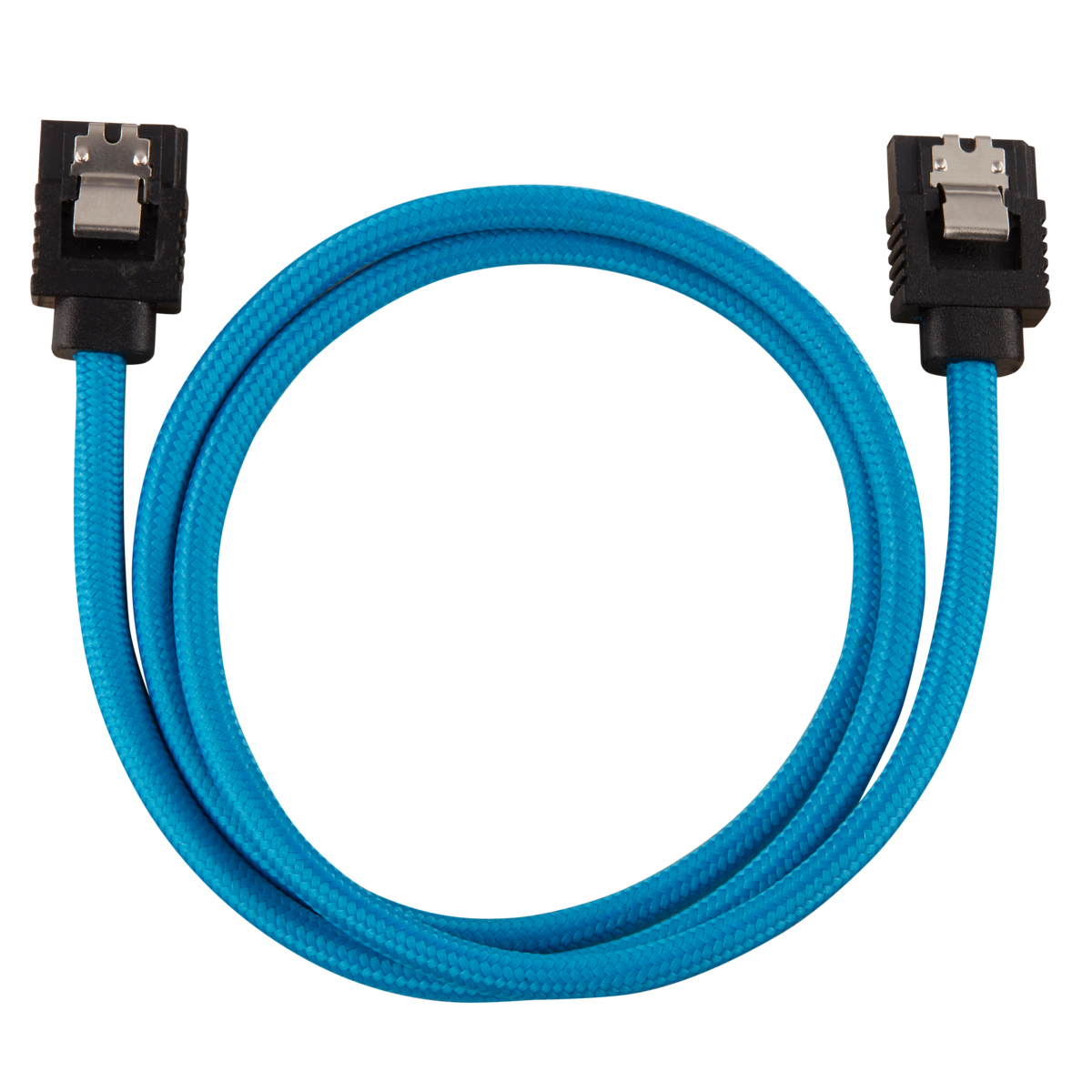 Un cavo SATA blu con connettori neri. Sfondo bianco.