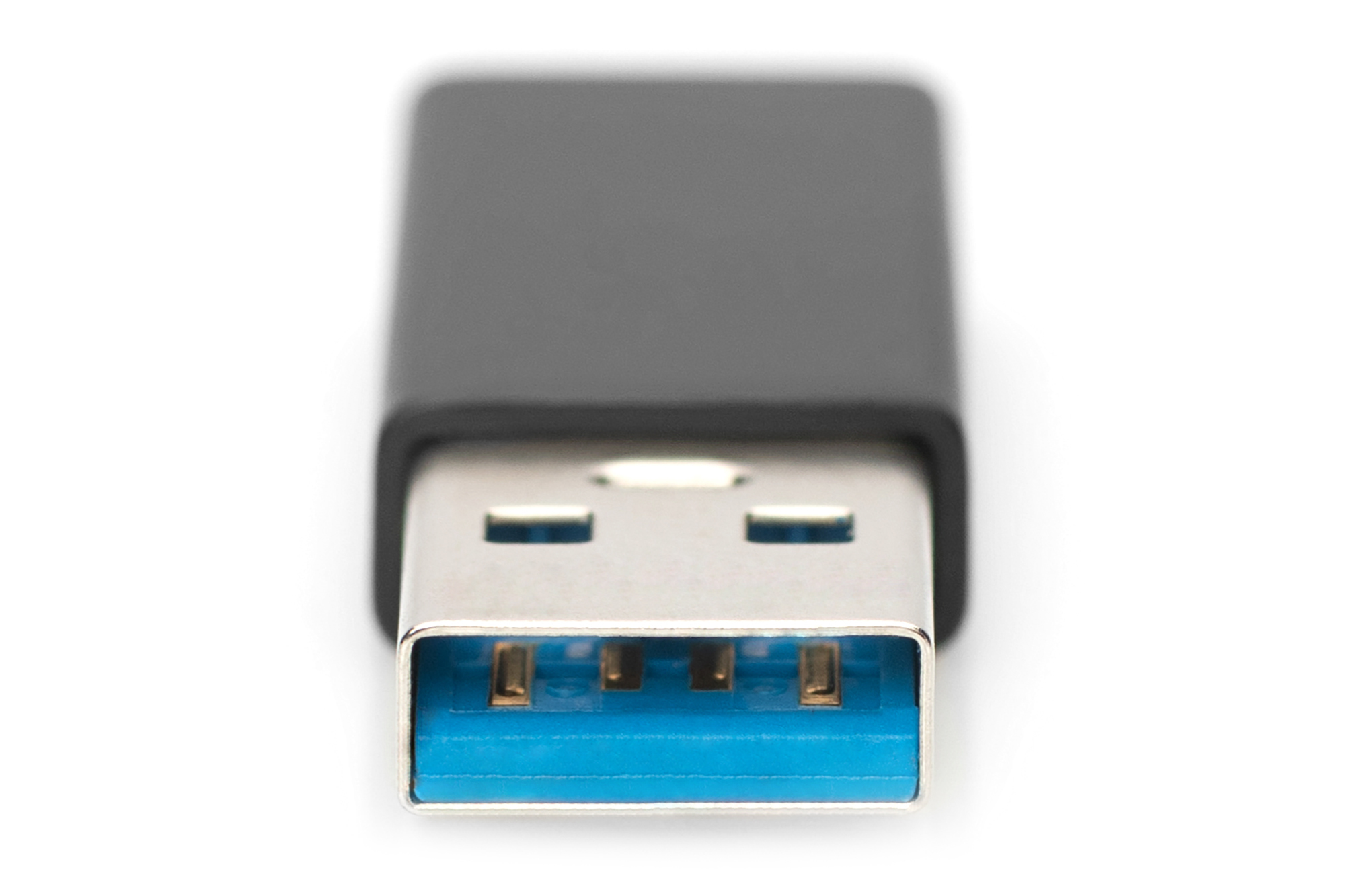 USB 3.0 konektörü, siyah ve mavi, beyaz zemin üzerinde.