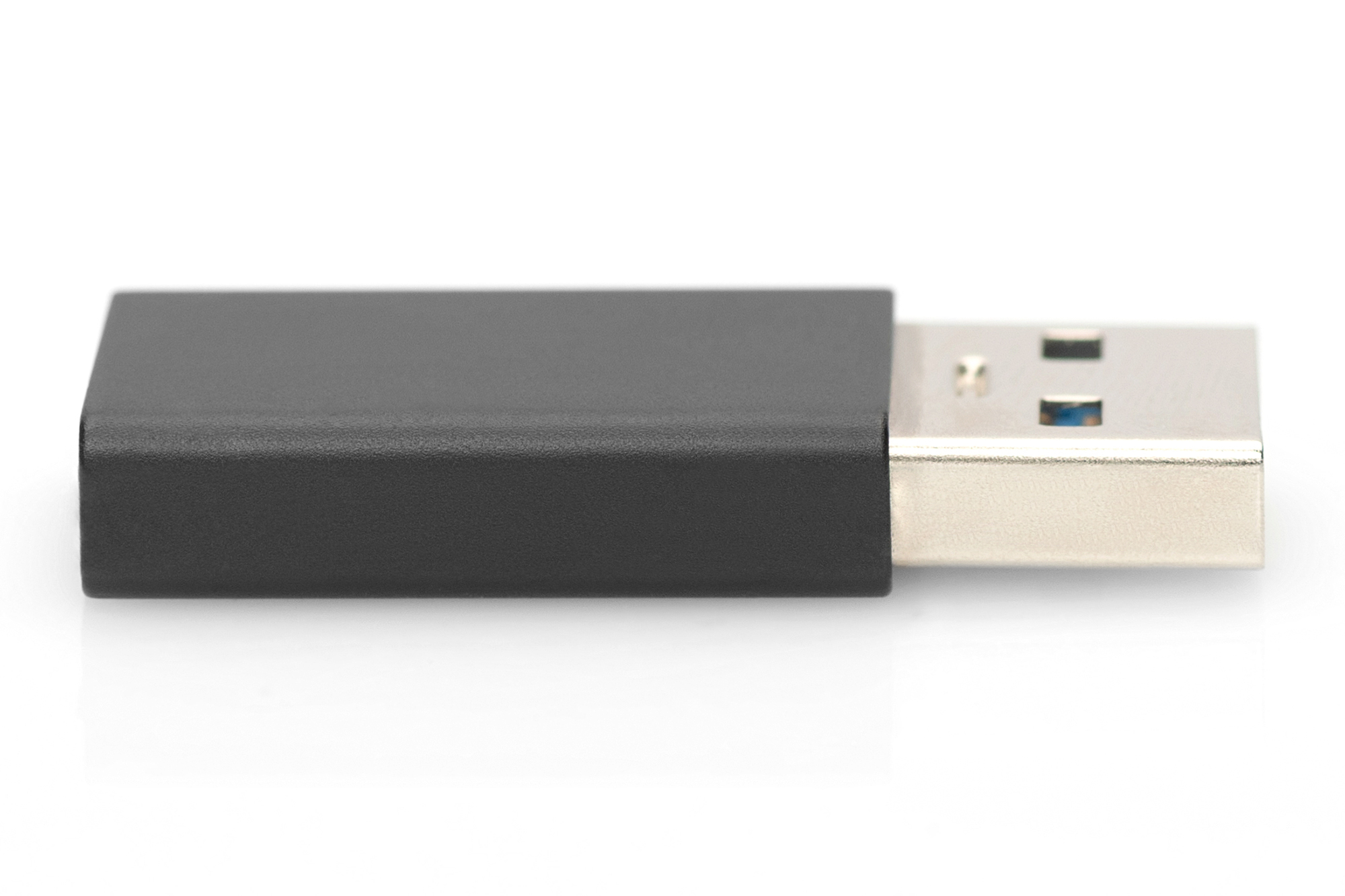 Beyaz zemin üzerinde gümüş bir USB konektörlü siyah bir USB sürücü.