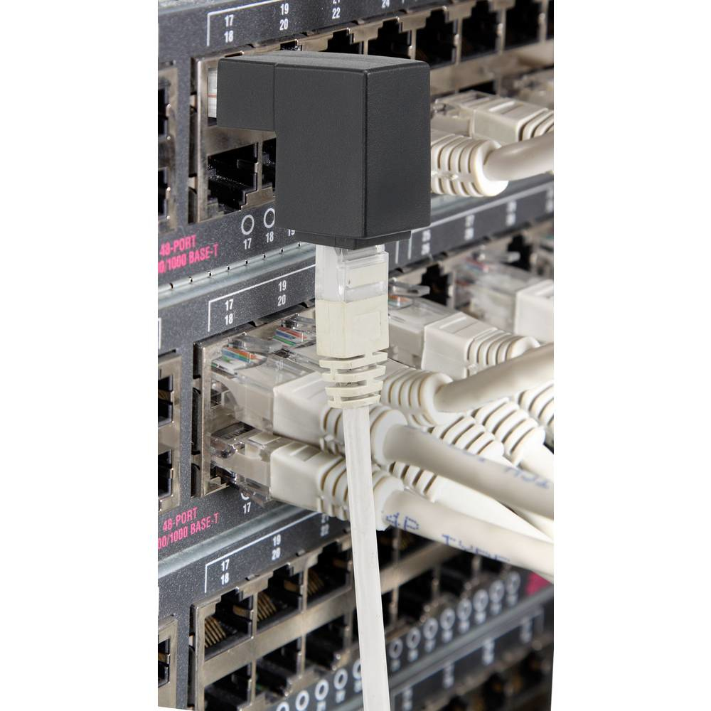 Rack server con cavi collegati. Connettore nero in alto. Cavi bianchi collegati.