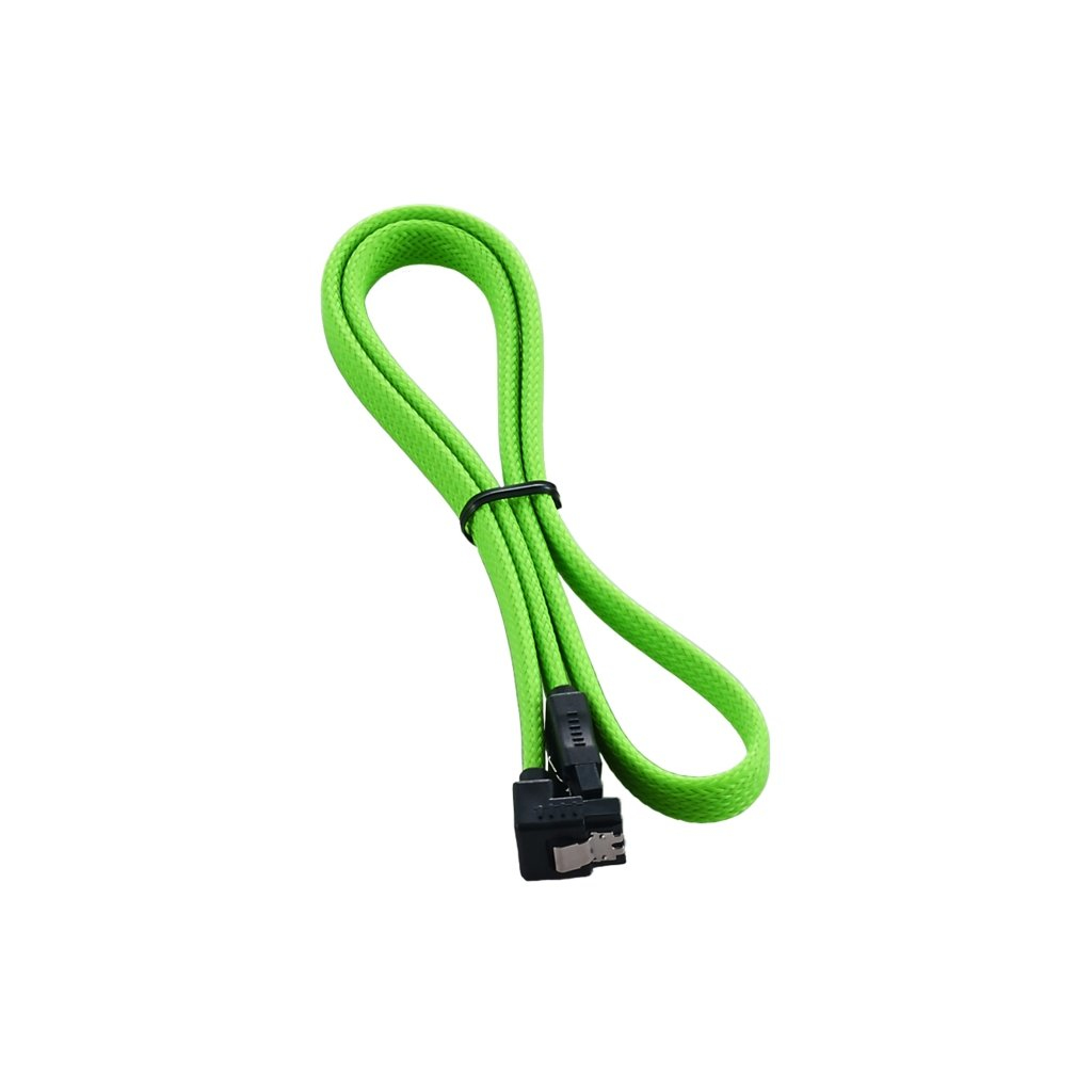 Cavo SATA verde con connettore nero. Cavo su sfondo bianco.