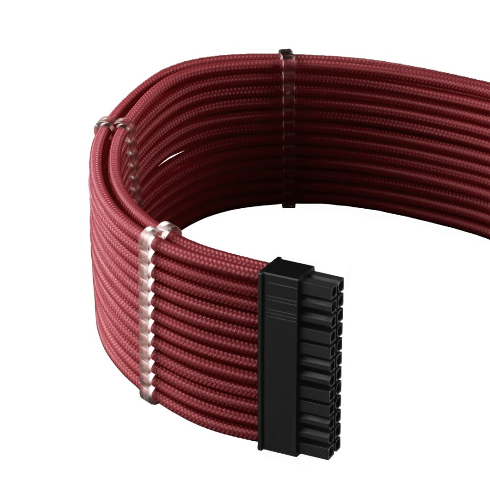 Primo piano di un cavo di alimentazione rosso con connettore nero e fascette trasparenti. Sfondo bianco.