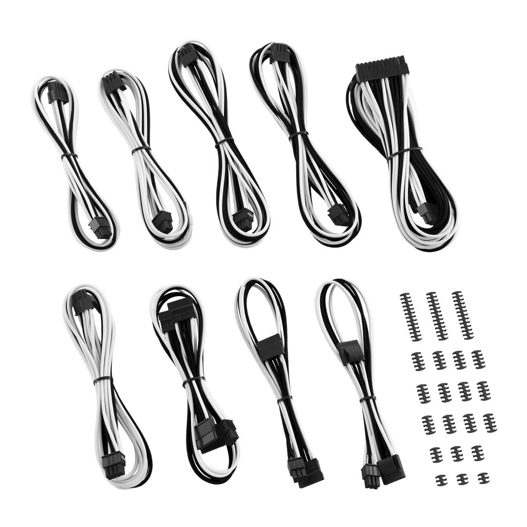 Più cavi di alimentazione bianchi e neri con connettori neri e clip. Sfondo bianco.
