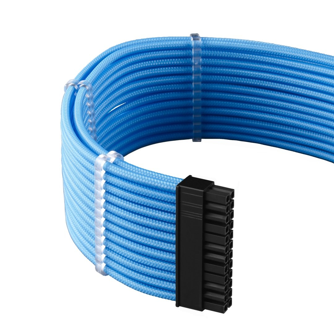 Primo piano di un cavo di alimentazione PC blu con connettore nero. Sfondo bianco.