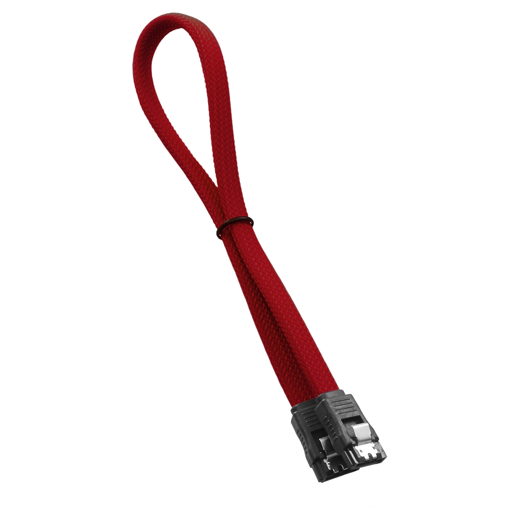 Rode SATA-kabel met zwarte connector op een witte achtergrond. De kabel is gelust.
