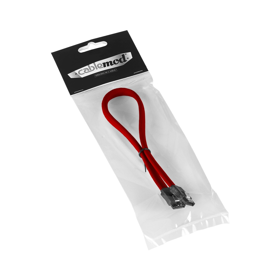Rode SATA-kabel in een transparante plastic zak op een witte achtergrond.