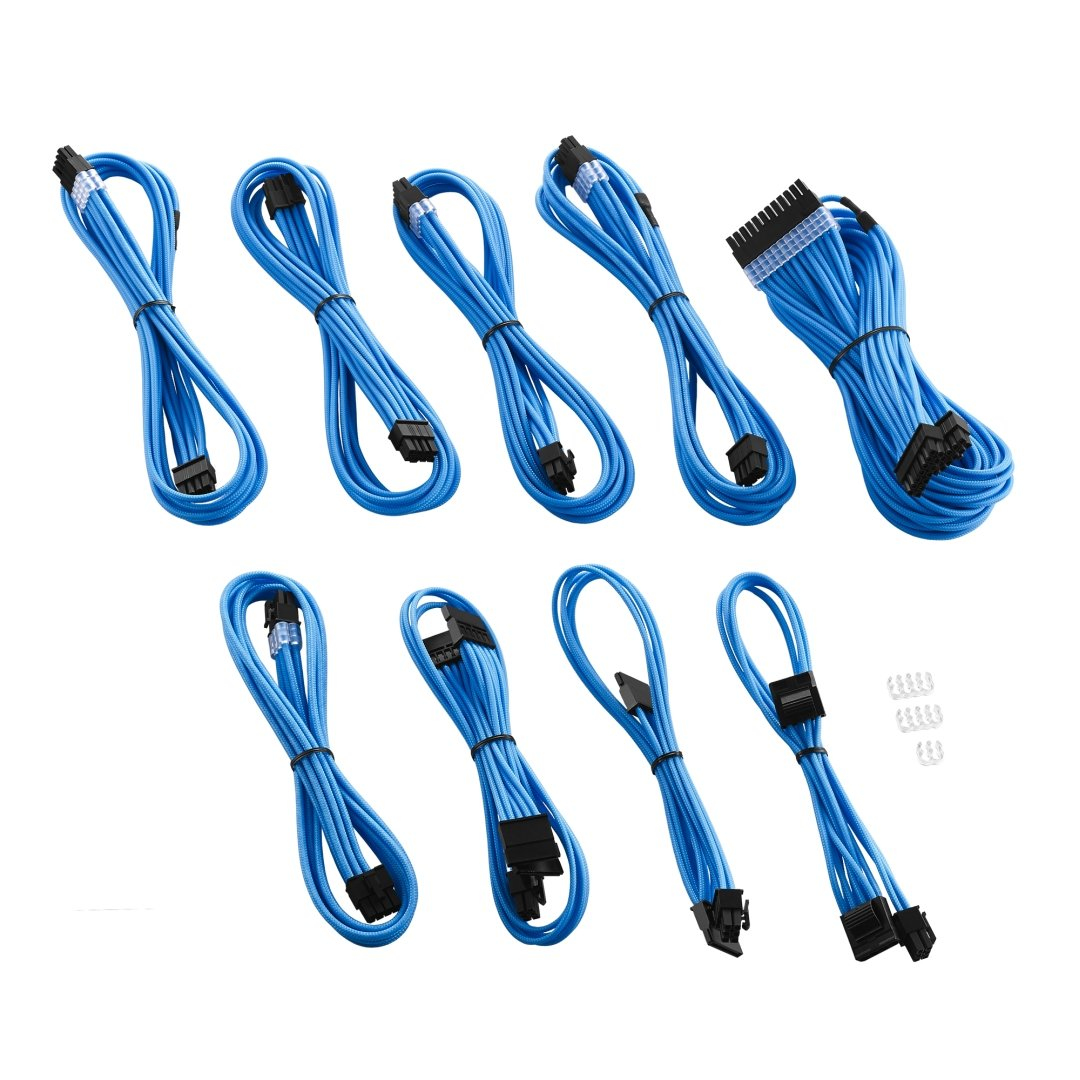 Nove cavi PC blu con connettori neri. Alcuni cavi sono ad anello. Sfondo bianco.